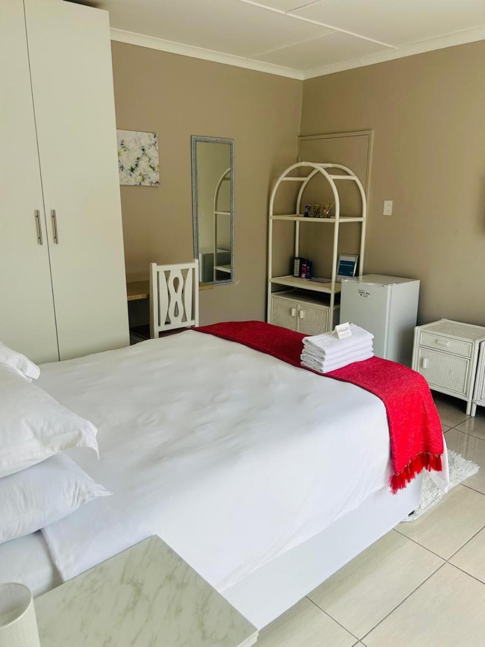 Hidden Bliss Guesthouse East London Bilik gambar